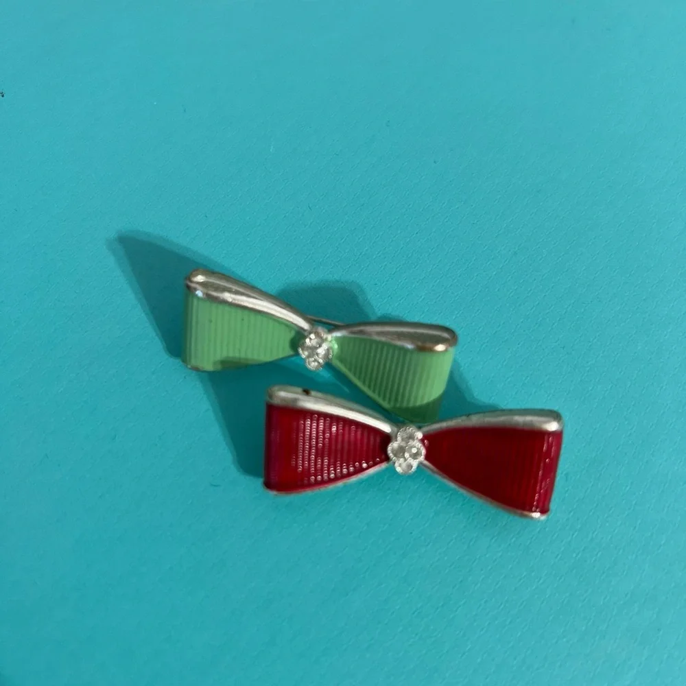 2 Vintage Elegant Brooch pins - Red and Green